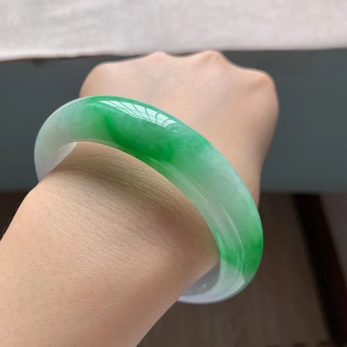 白色糯种翡翠手镯多少钱