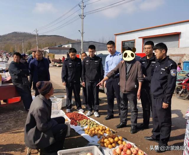 沂水一男子在集上偷钱包!逮了