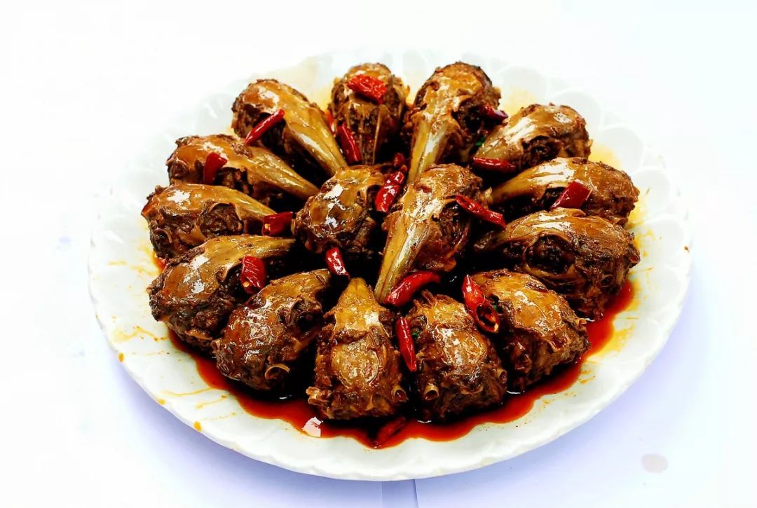 有一家老字号的卤菜店,特色是兔头,而且下午卖完就收工,比较任性.