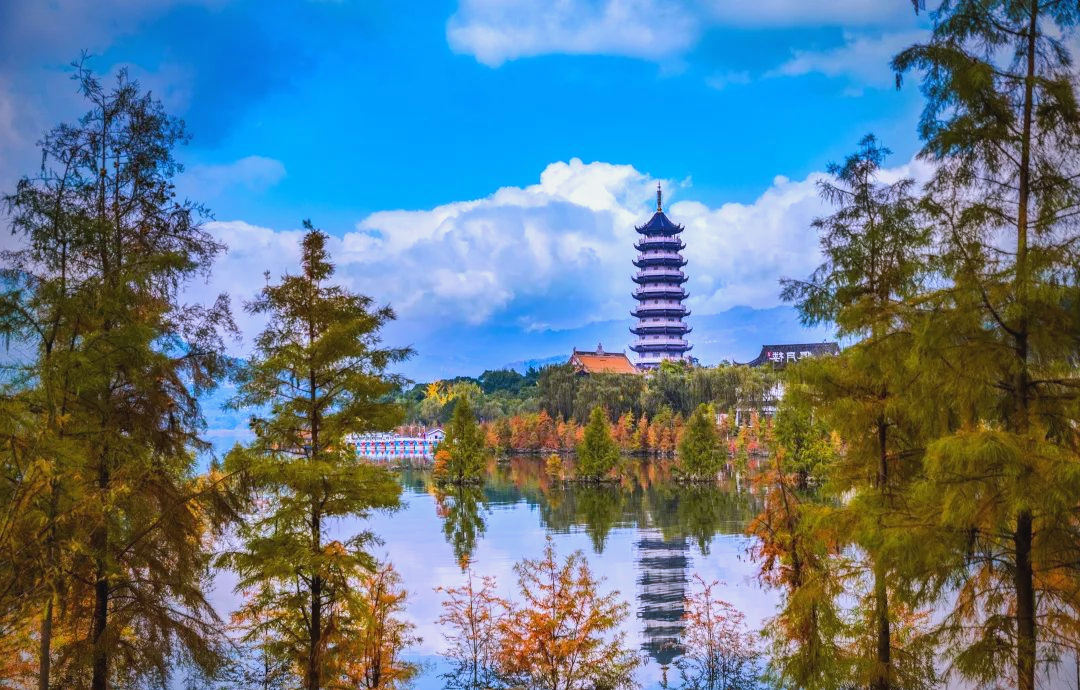 汉丰湖的最佳游玩季节已经来临,景色如诗如画,宛如进入童话世界