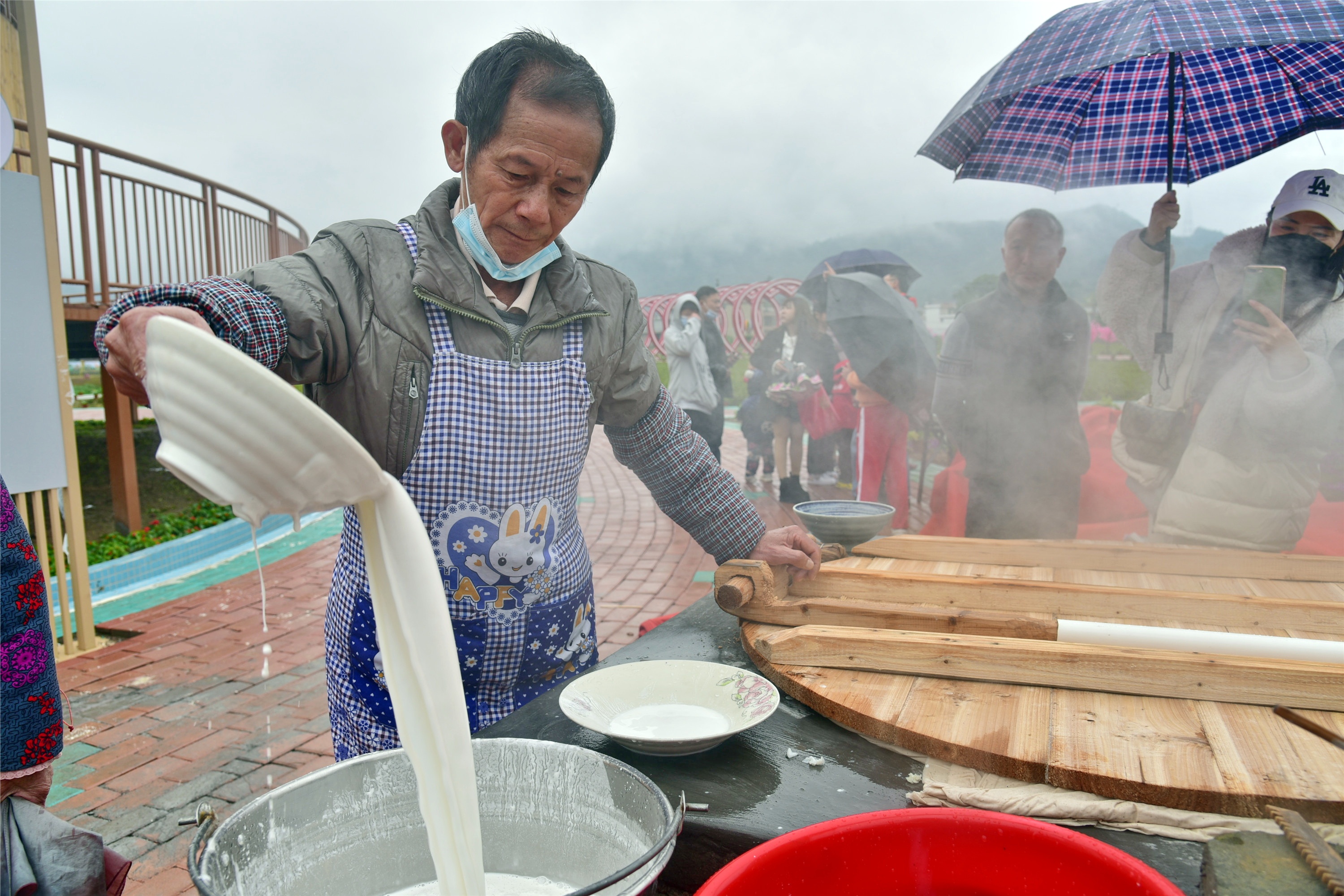 古村巨型石磨磨出300斤米浆 连州沙坊米粉传承迎新春