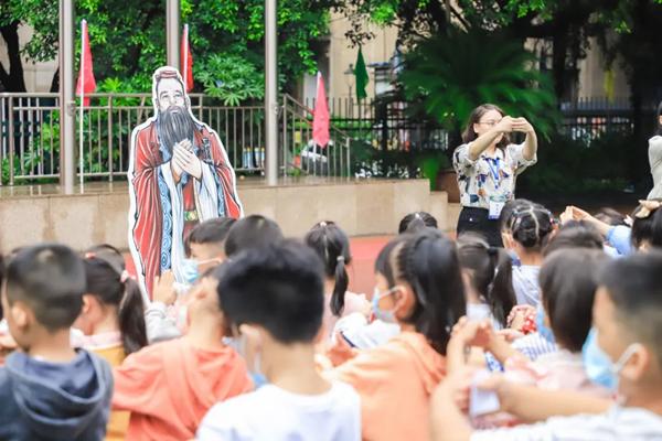 重庆石油路小学新生入学第一课:"萌"心向党 启蒙人生
