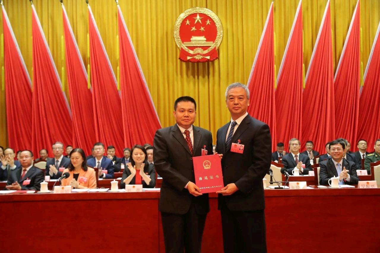 刚刚,雷卫华当选龙华区区长