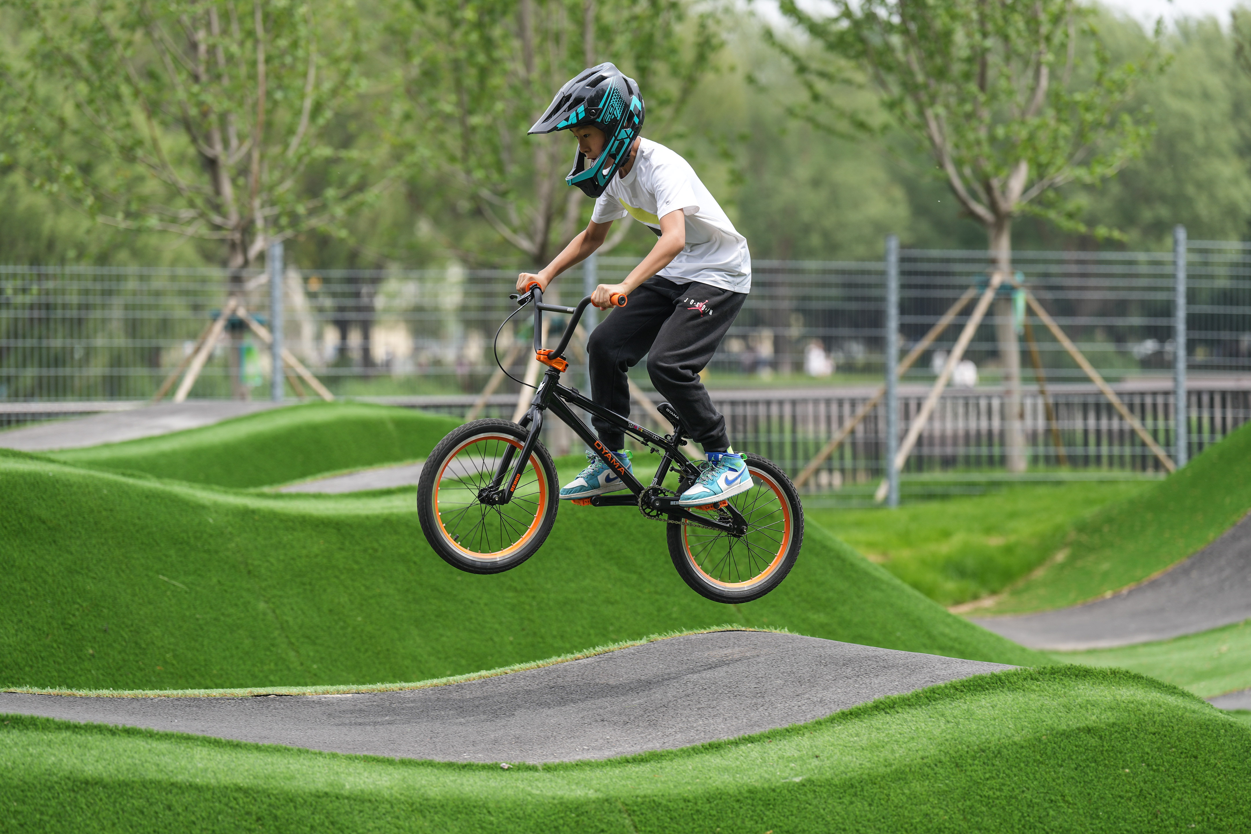 在世界最大泵道公园 感受极限运动魅力