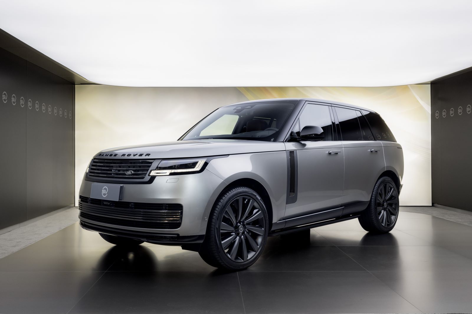 路虎新揽胜系列,卫士v8亮相广州车展,逆流而上,玩的就是差异化