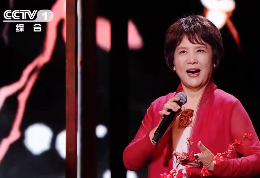 著名艺术家李元华露面,影戏歌多栖发展,曾登上《大众电影》封面