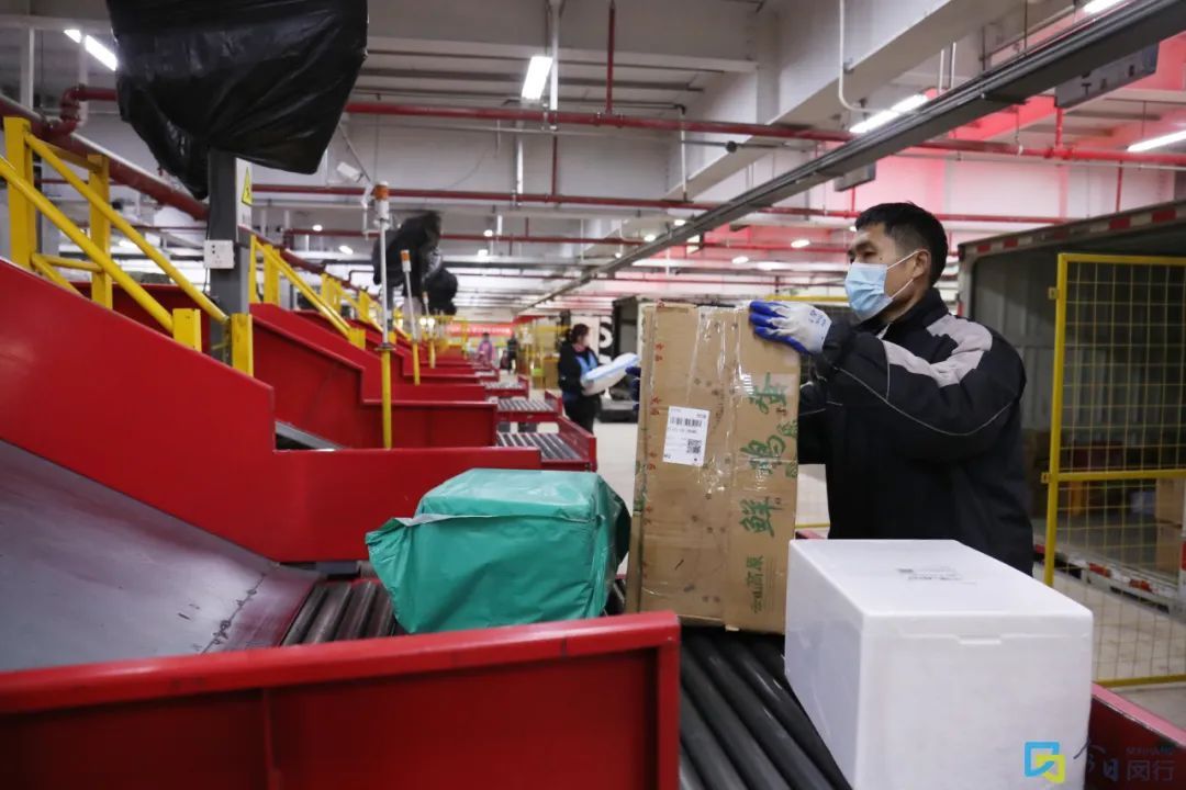 在全市最大的快递中转站里,有个春节"不打烊"的"接待室",一年来投诉