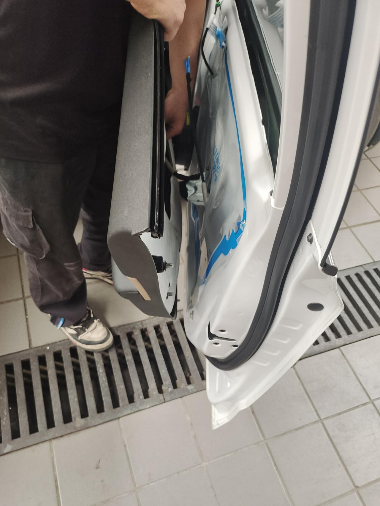 Right front door sill component for HOWO