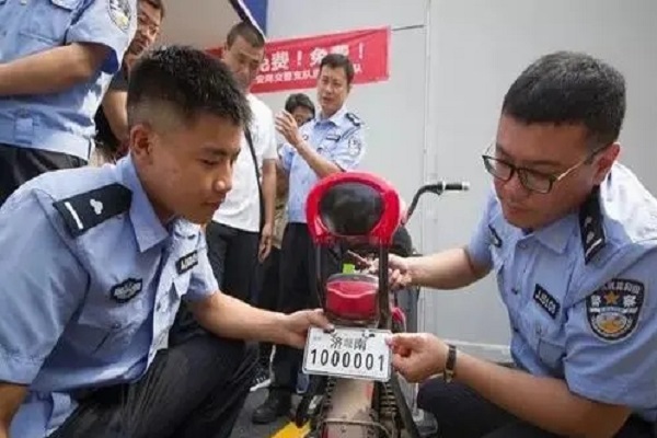 电动车白牌交警查吗