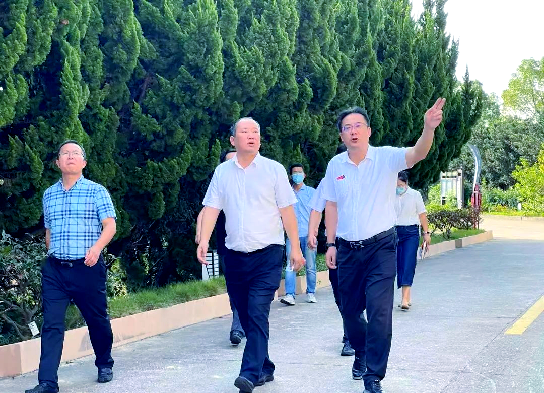 波和副校长周祥华的陪同下,张海斌主任一行深入参观了六横中学的校园