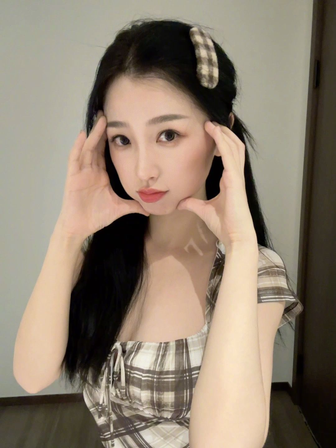 虞书欣格子裙搞怪自拍合集