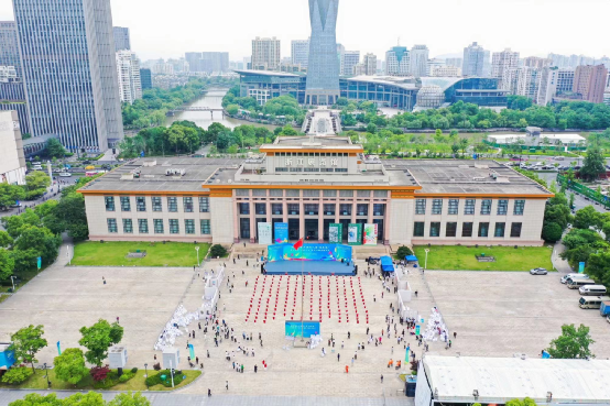 浙江展覽館前樂聲再起!杭州市企業退休人員歡聚於此,共赴今秋亞運之約