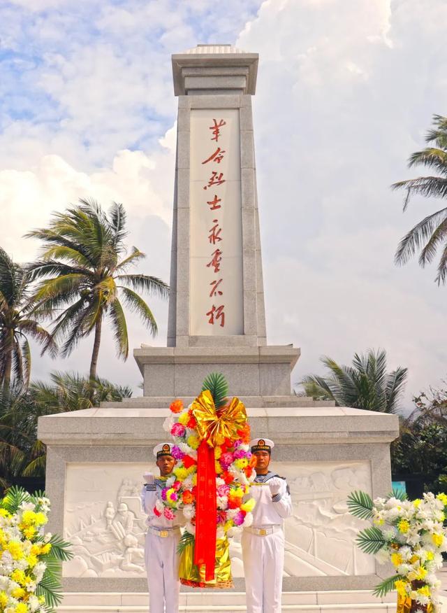 官兵們在陵園中瞻仰烈士墓碑,學習英雄事蹟,接受精神洗禮.