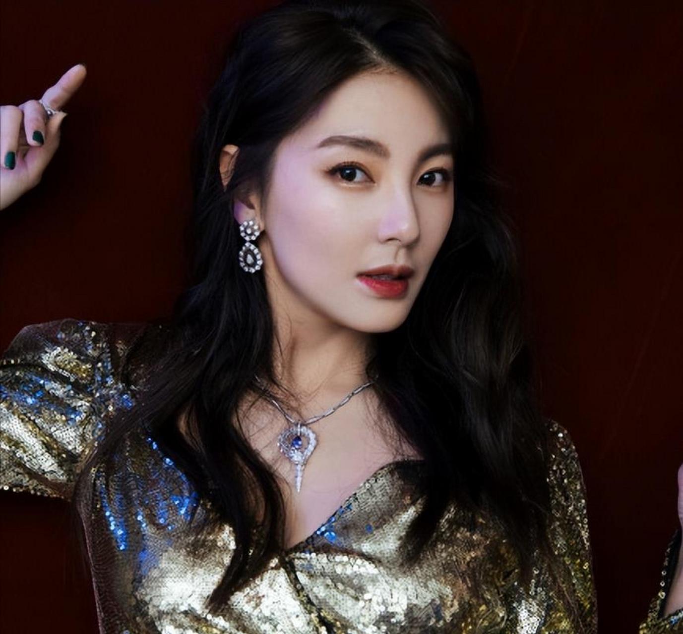 主持人,问演员张雨绮,你和周星驰闹到了法庭上,不欢而散,怎么后来又