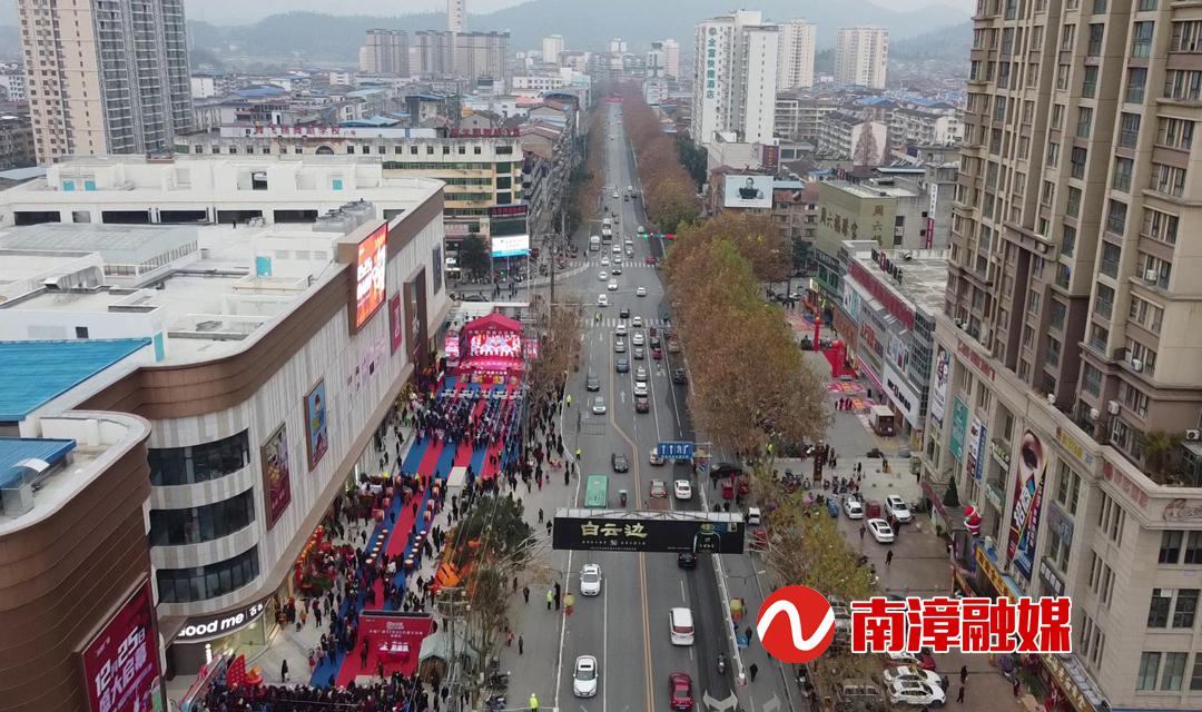 在水镜广场开业现场,精彩连连的表演让现场观众叫好声不断.