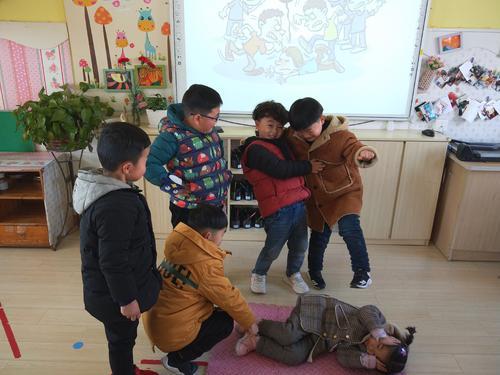 幼儿园打架情形的图片图片