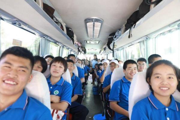 鄂托克旗高级中学清北班夏令营开营出征
