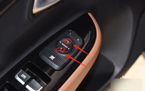 雪佛兰探界者后视镜怎么调节