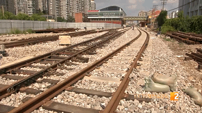 米轨重新装上信号灯啦!市民:希望能直接通到开远