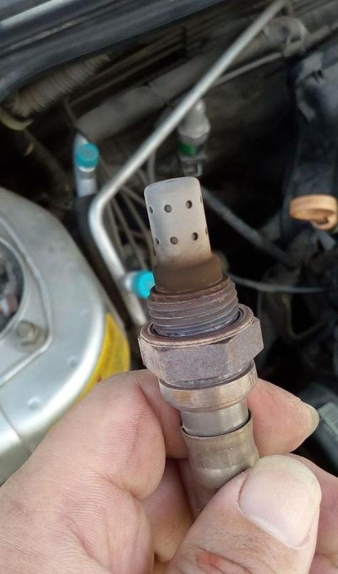 科鲁兹的后氧传感器位于排气系统中,具体的位置可能因不同车型而有所