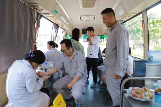 华州区瓜坡镇政府组织开展团体献血活动