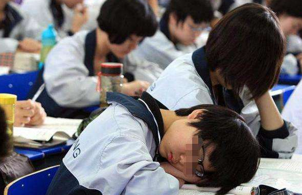 小学生上课睡觉,老师做了这事儿,让家长愤怒,质问师德何在