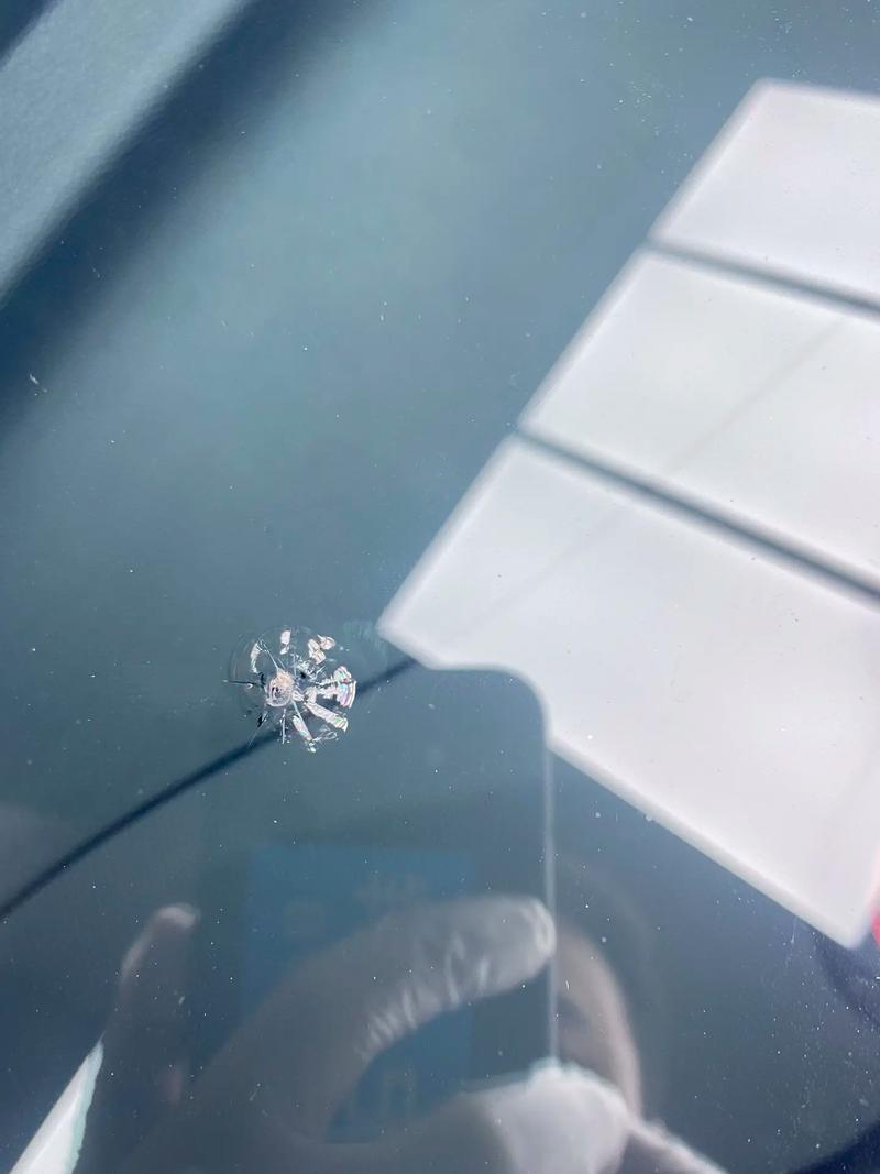 汽车前挡玻璃破损这一点需要修复吗
