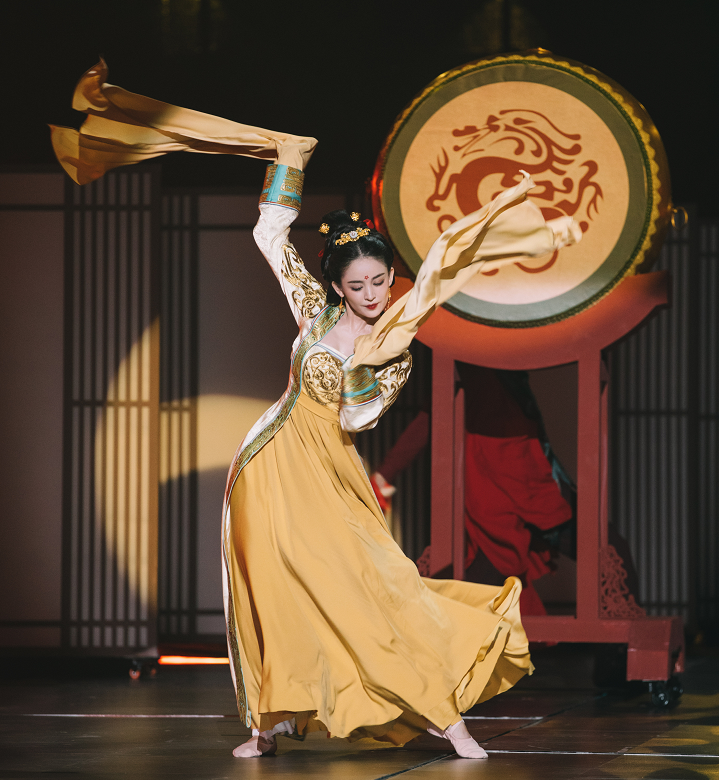 古力娜扎跳国风舞蹈,眉目如画一笑倾城,舞姿曼妙如画中佳人