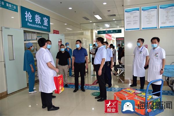 阳信县人民医院开展"中国医师节"慰问活动