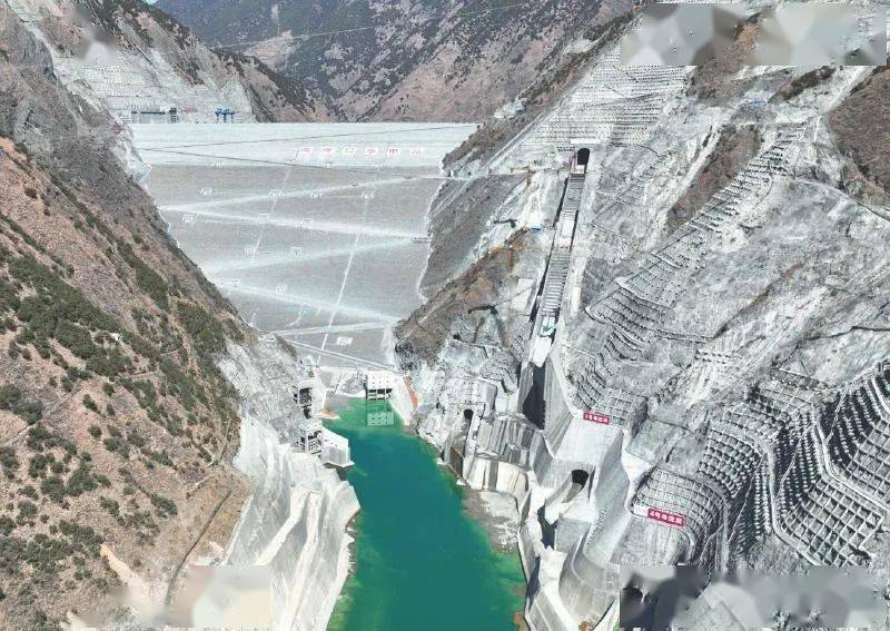 两位从事牙根水电站工作青年简介