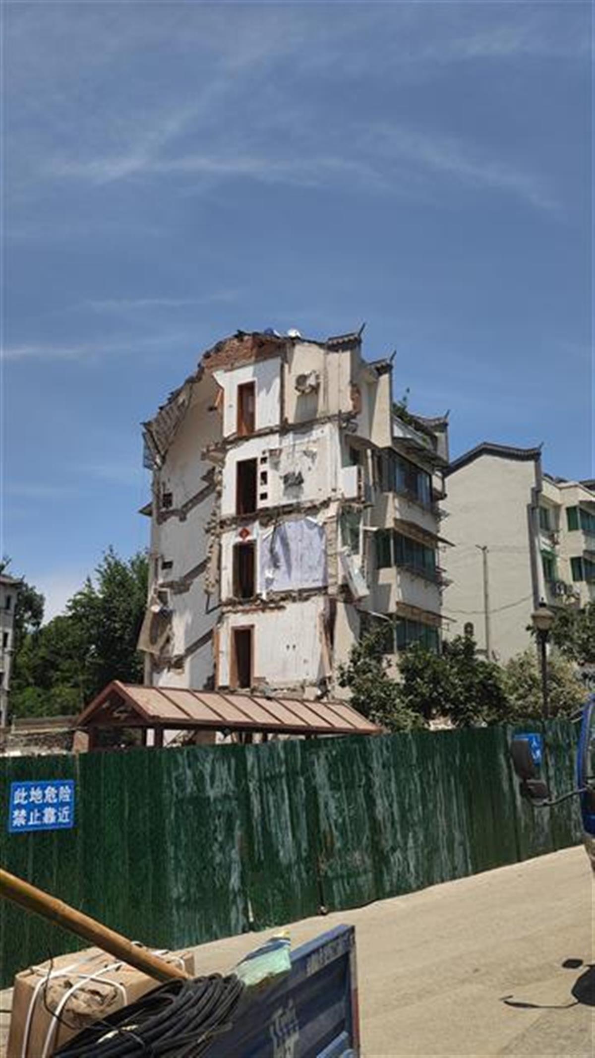 瓦围起,48栋未倒下的另一半楼体断面处,仍能清晰看到楼房倒塌后的痕迹