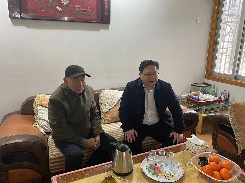 张麒蛰局长走访慰问离退休老干部