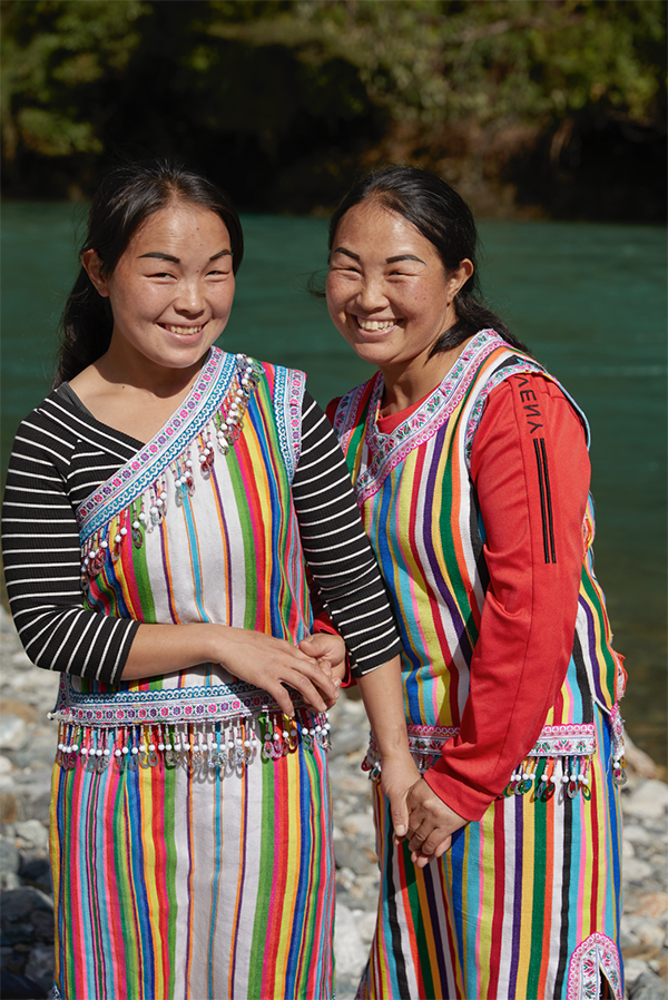 编织"彩虹"的独龙族织女作品首次出海伦敦