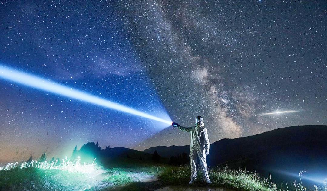 打开手电筒,朝着天空照射1秒后,发出的光能不能飞到宇宙边缘?