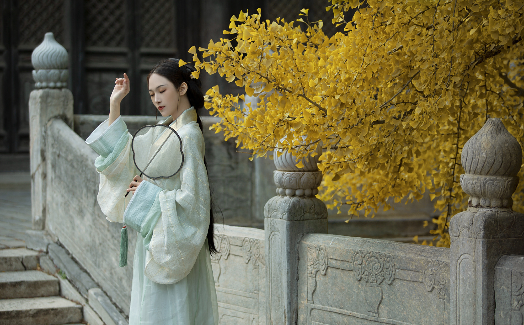 在秋日里穿汉服也太美了,娴静美好,古典美人就应该是这样的!