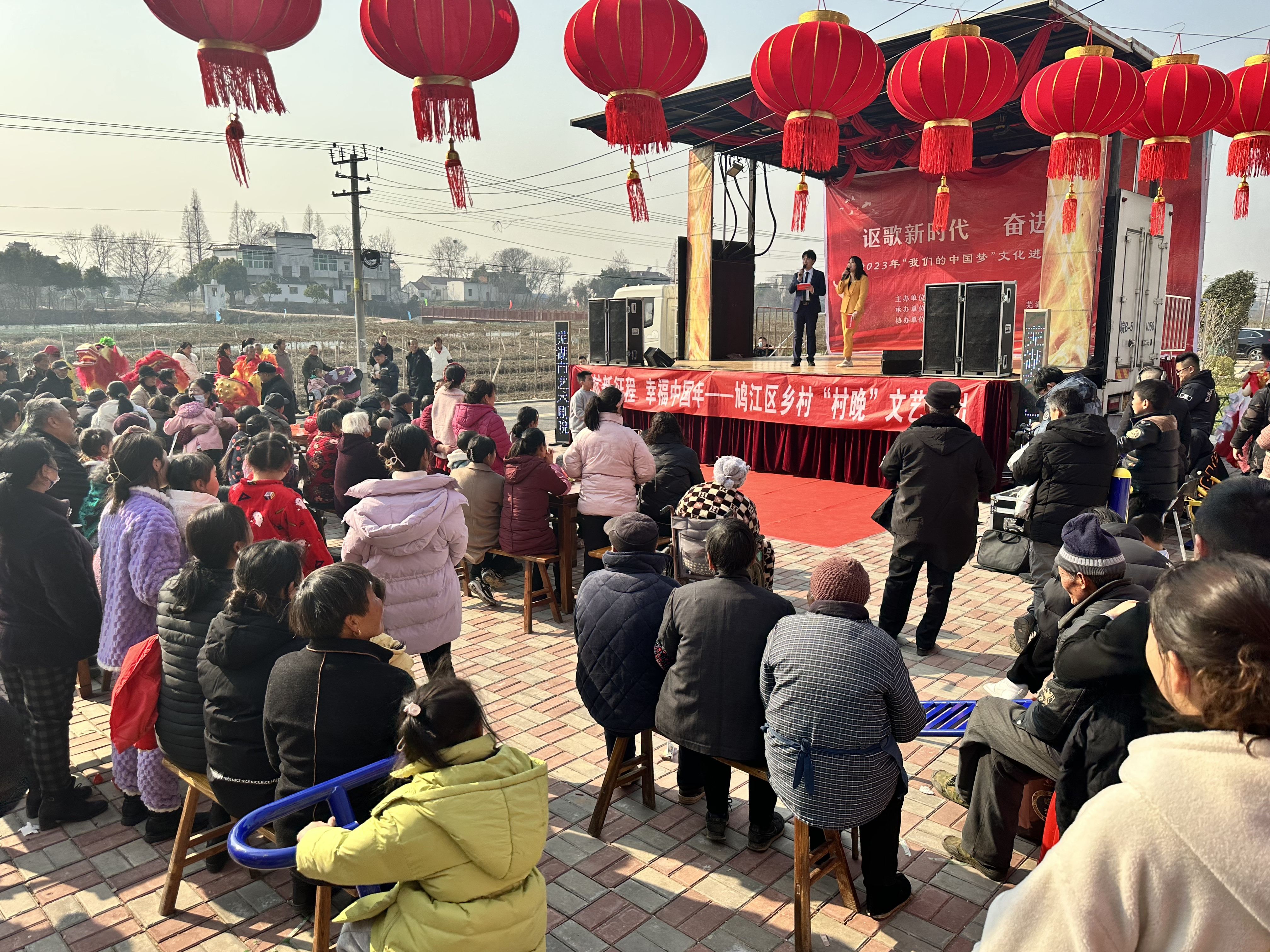 白天在汤沟镇三汊河社区演出,晚上又演到了早映村,每个晚会现场,都有