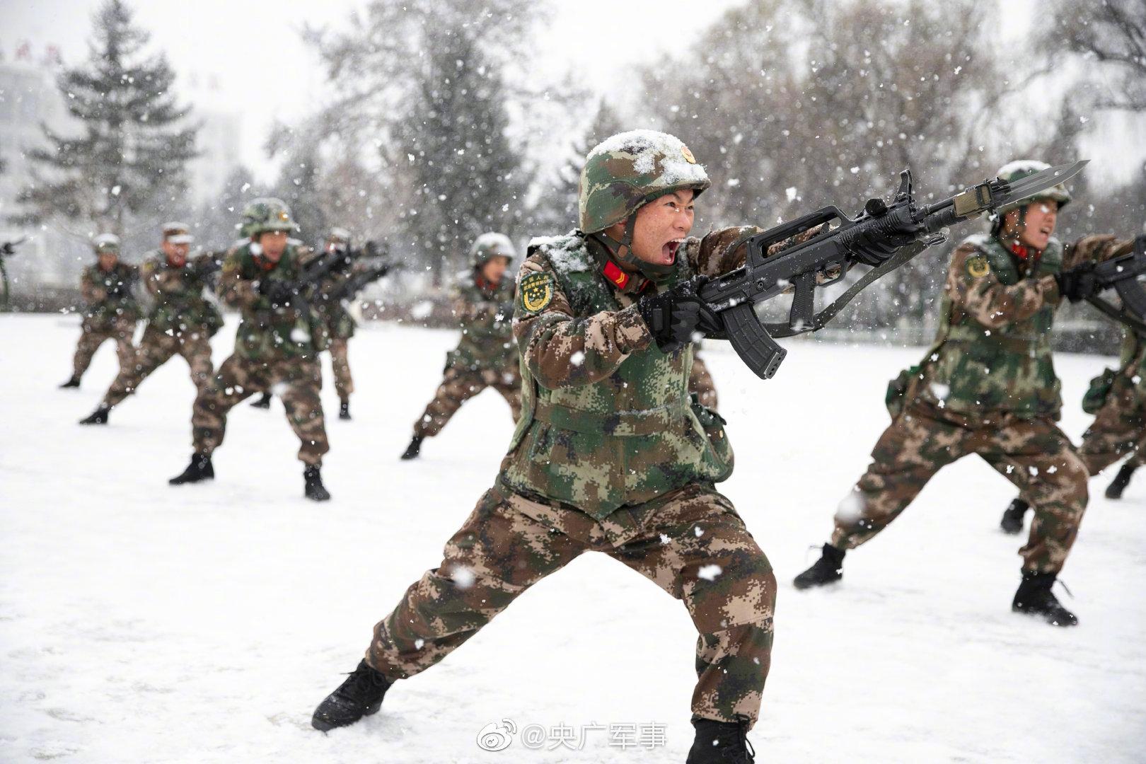 边防战士雪中训练图片图片