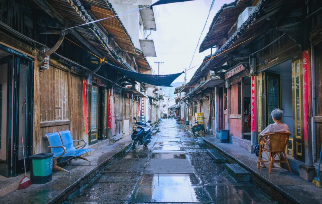 其中,温岭老街因其独特的地位和繁荣的商业活动而声名远扬,甚至被当地