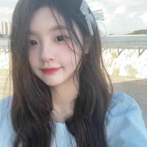 栖桐国际:弦月眉适合方脸,可中和脸型的棱角和硬气,日常也适合