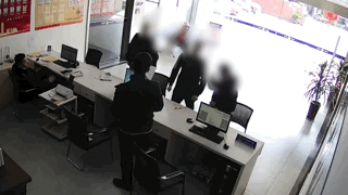 男扮女装十年,专骗好兄弟一人!(图1) 男扮女装十年,专骗好兄弟一人!(图1)