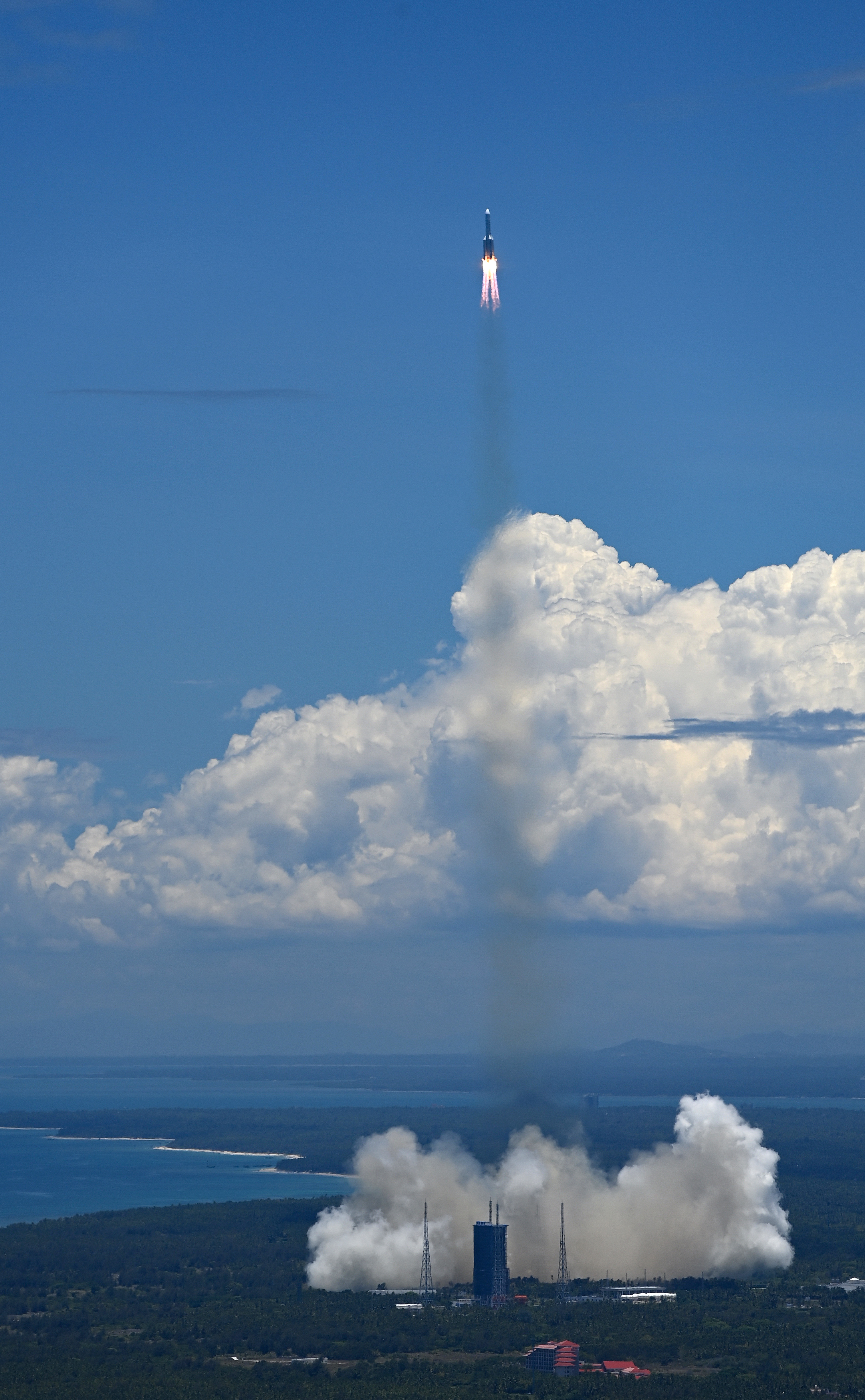 我国首次火星探测任务"天问一号"探测器成功发射