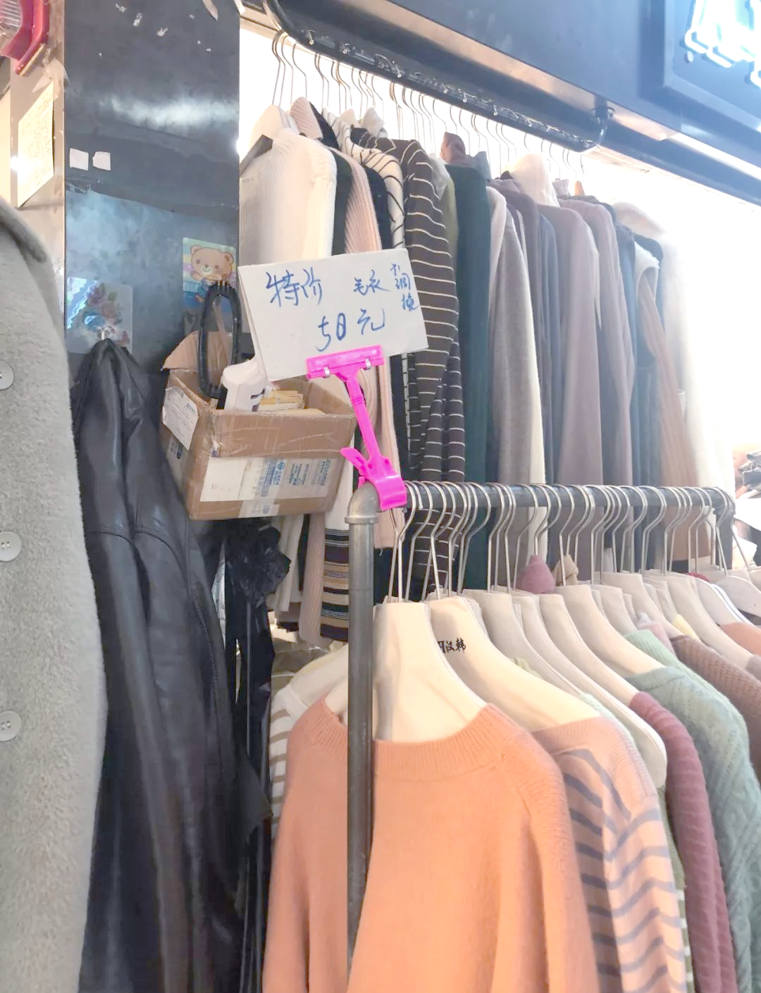 离开康复路地铁站,我们依次探访了三家服装批发市场