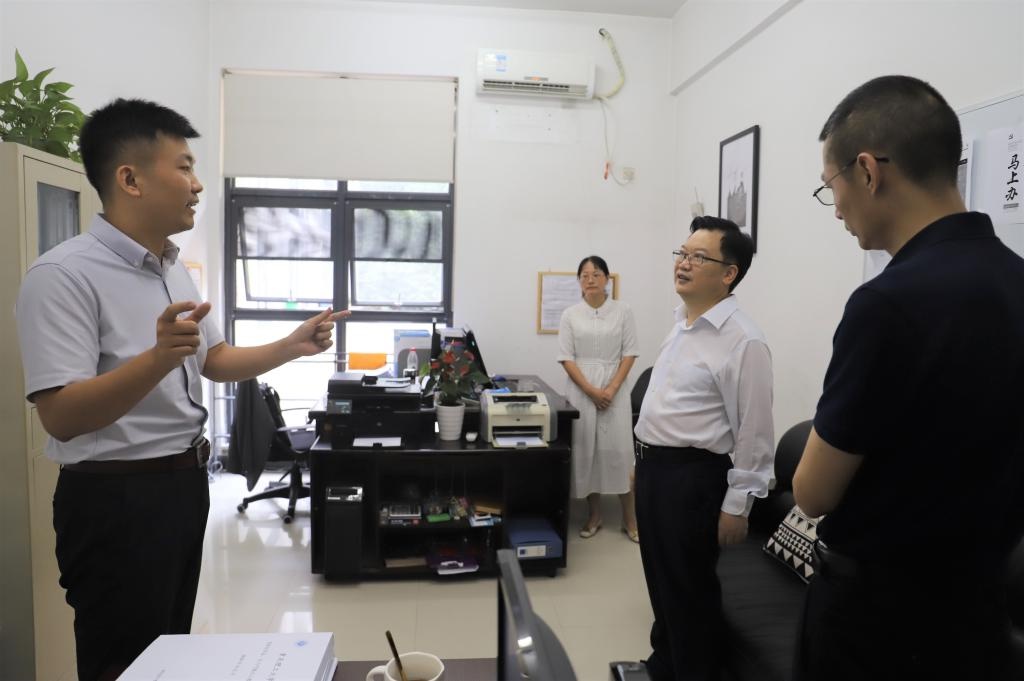 「图片新闻」党委书记康骞走访看望教职员工