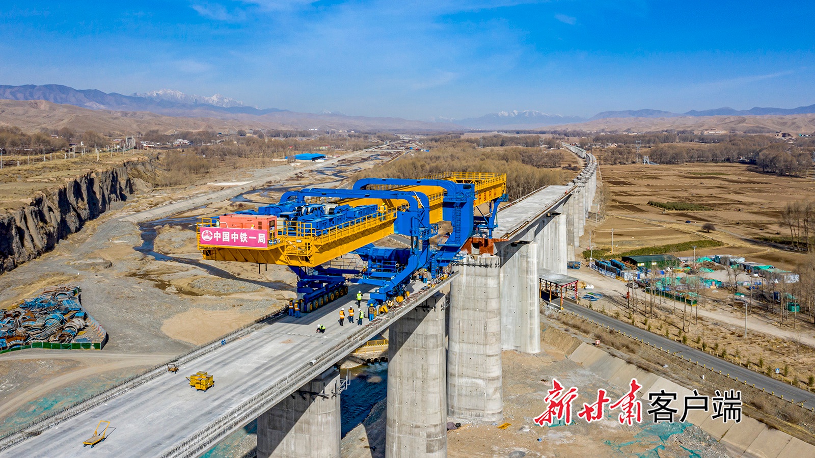 兰张三四线铁路桥梁庄浪河特大桥顺利通过连续梁