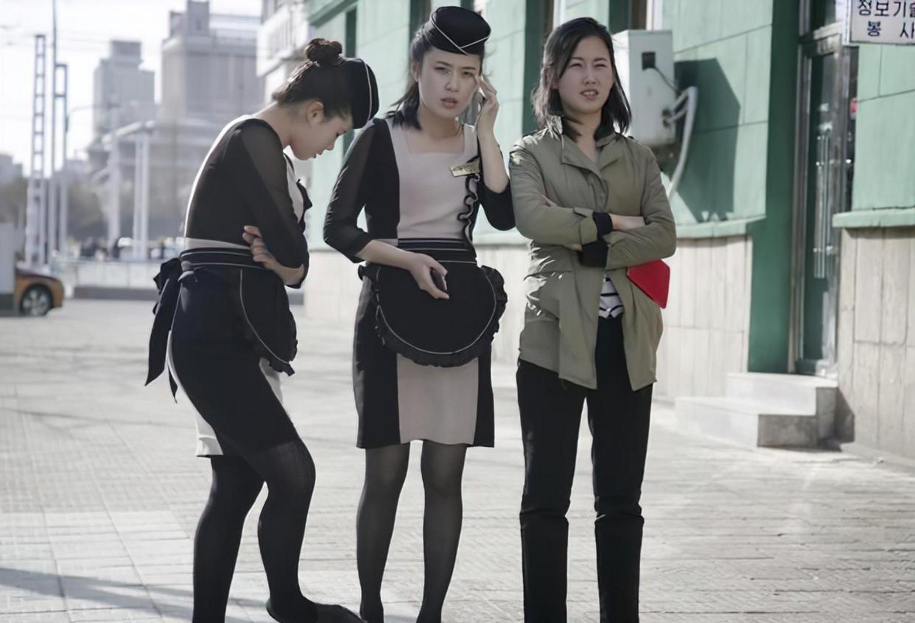 在朝鲜算是比较时髦的打扮了,一般情况下朝鲜女孩子的裙子都不能高过