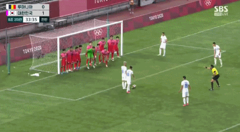 第34分钟,罗马尼亚禁区内间接任意球打门被韩国门将宋范根挡出
