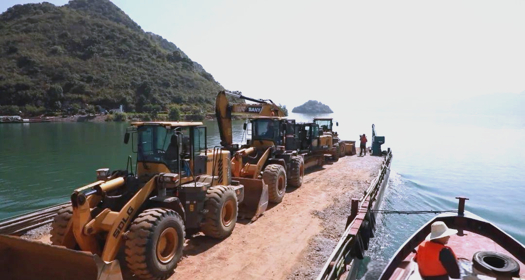东江湖抢险:大量施工设备通过水路运输到灾区