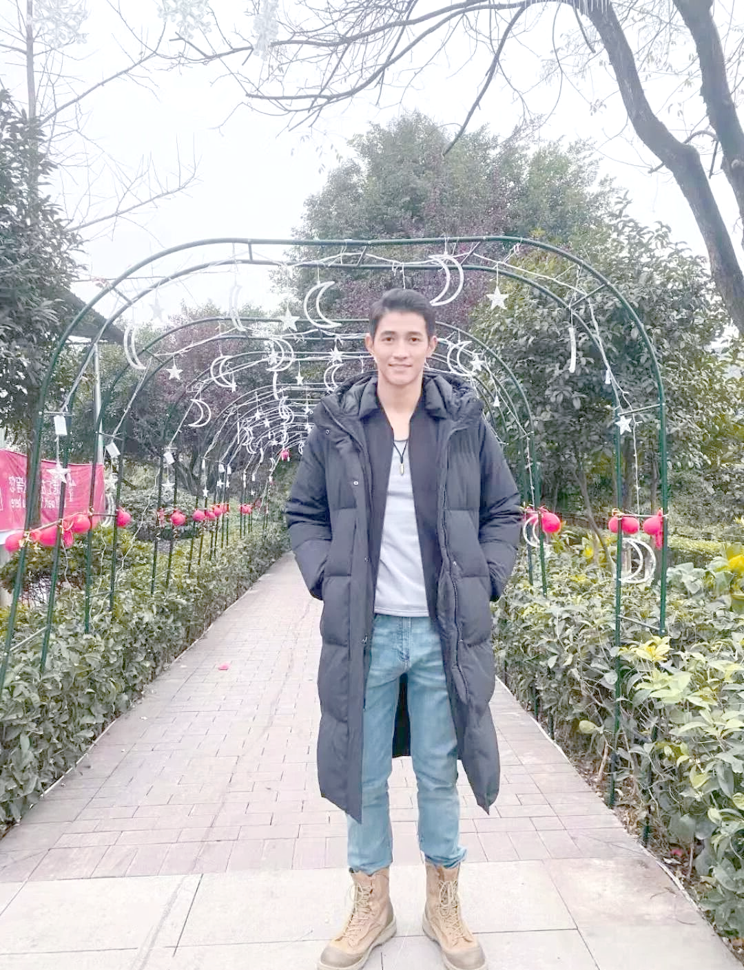 李子峰照片与演技引发热议:燕小乙的魅力揭秘