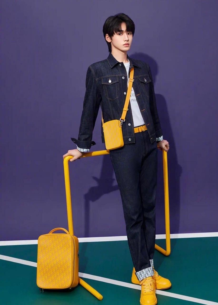 宋亚轩出镜diormenworldtour限定系列大片,低调牛仔与亮丽明黄的碰撞