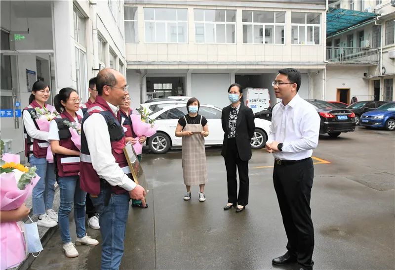 坚守医者初心 不负白衣荣光丨县领导带队走访慰问一线医护工作者